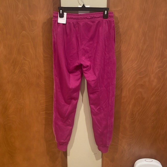 NWT! Nike women’s standard fit women’s cotton pink sweatpants. - Picture 4 of 4